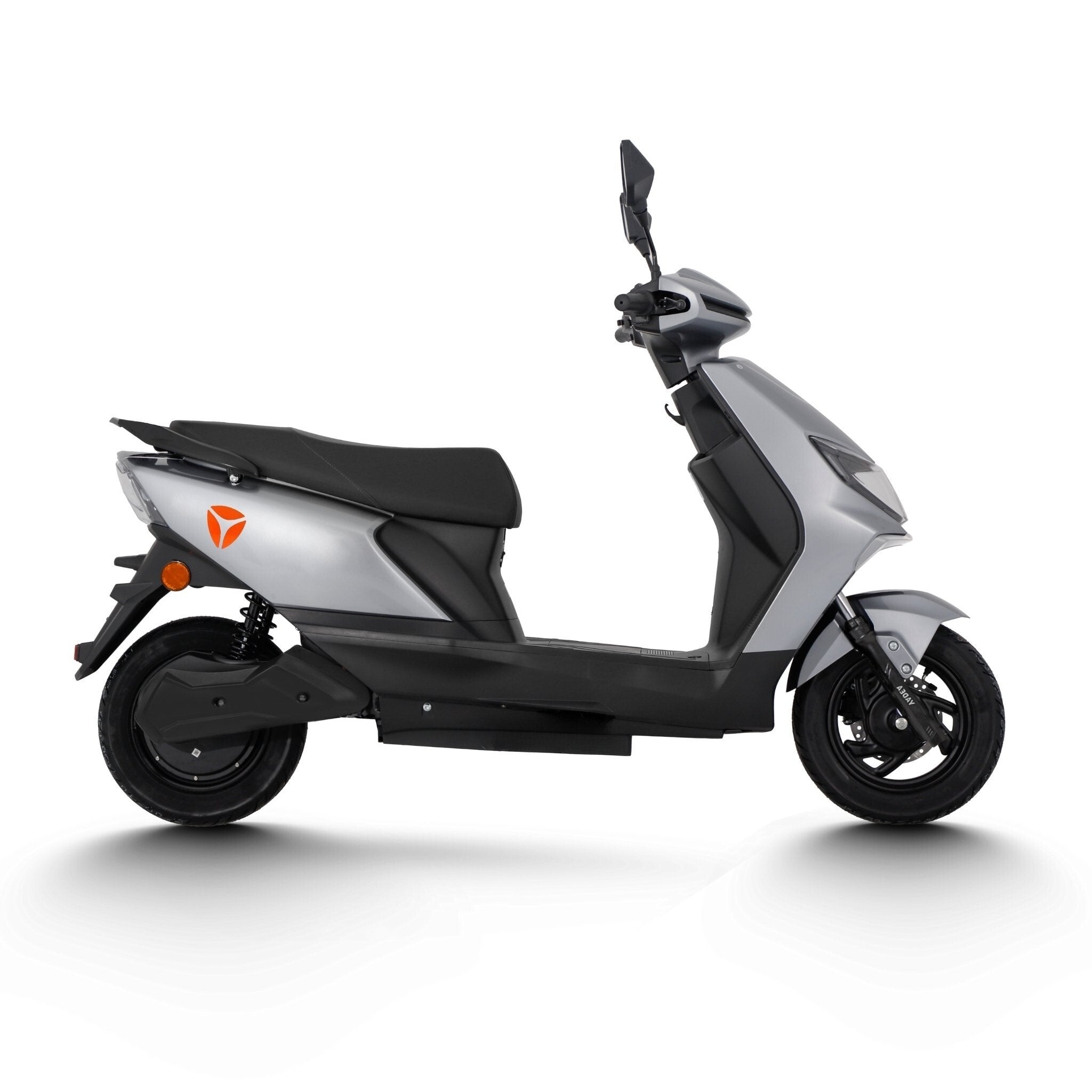 YADEA RN elektromos robogó (72V 23Ah grafén, 45km/h, 2300W, 52N·m, 62kg)