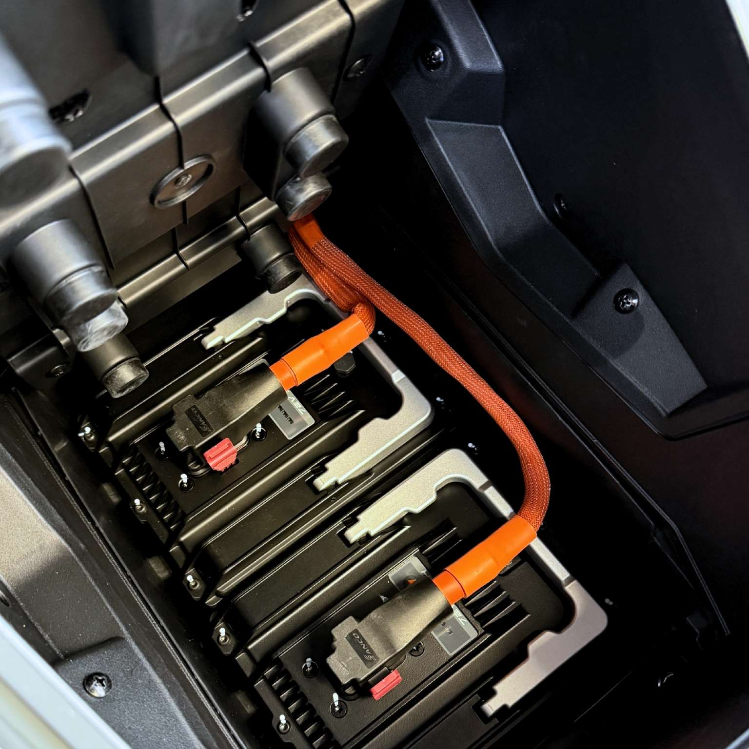 YADEA KEENESS elektromos motor (72V 32Ah*2 lítium, 100km/h, 11kW, 300N·m, 146kg)