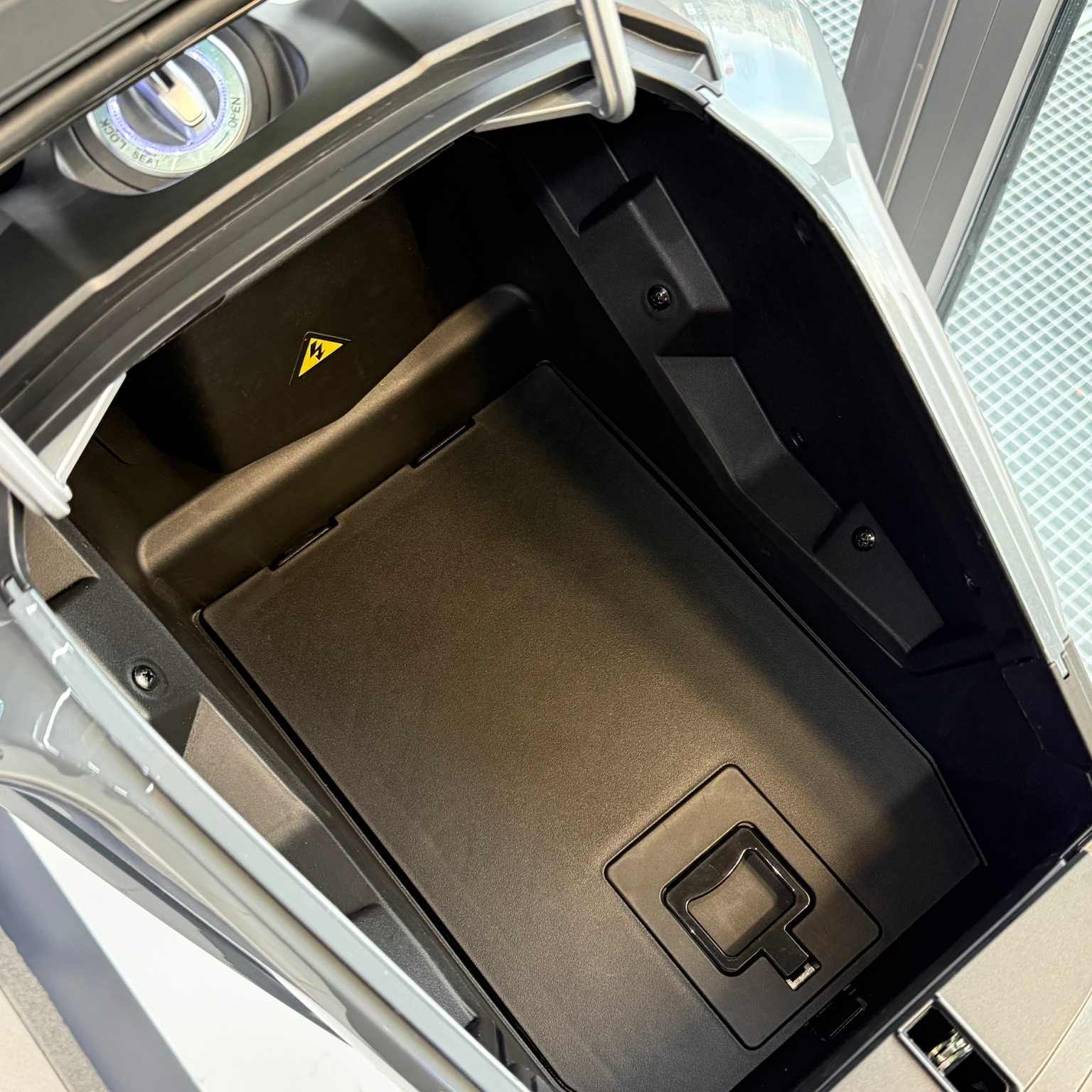 YADEA KEENESS elektromos motor (72V 32Ah*2 lítium, 100km/h, 11kW, 300N·m, 146kg)