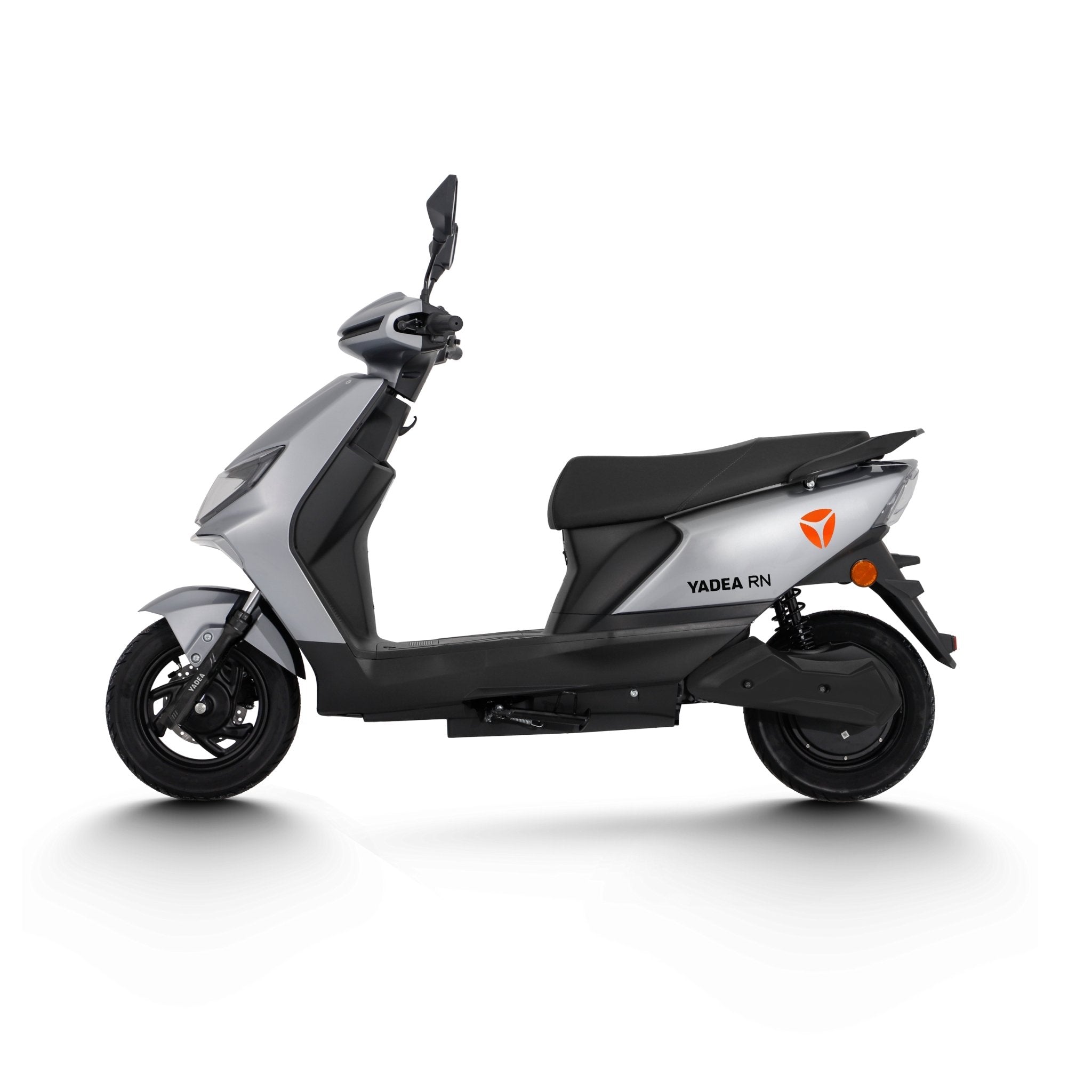 YADEA RN elektromos robogó (72V 23Ah grafén, 45km/h, 2300W, 52N·m, 62kg)
